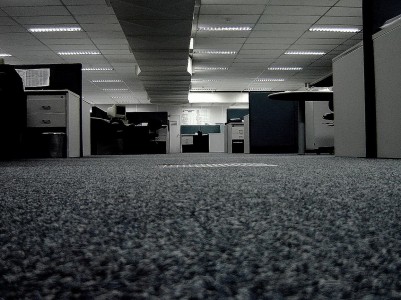 серый ковролин в офисе